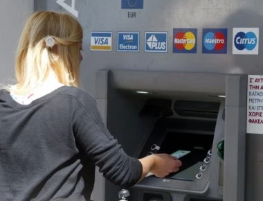 Χρεώσεις «φωτιά» στις αναλήψεις από ΑΤΜ - Πόσο θα πληρώνουμε αναλυτικά ανά τράπεζα